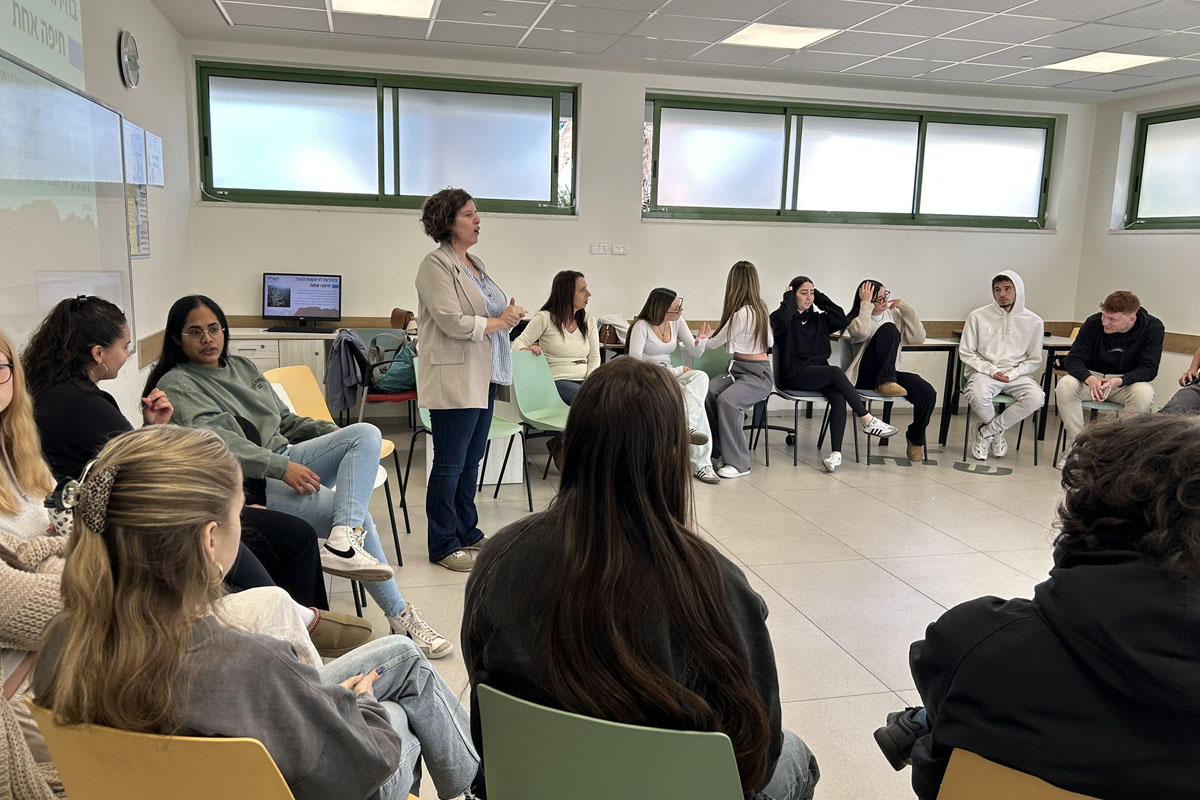 קבוצת משתתפים בתרגול התמודדות עם חילוקי דעות במסגרת סמינר ערכי